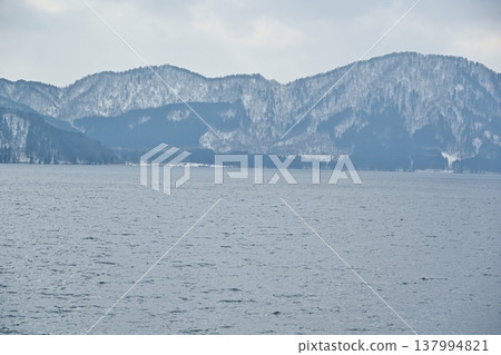 秋田縣田澤湖的冬季景色 秋田縣田澤湖的冬季景色 137994821
