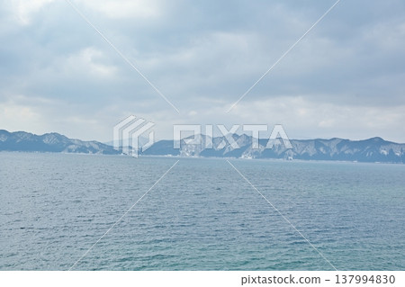 秋田縣田澤湖的冬季景色 秋田縣田澤湖的冬季景色 137994830