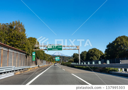 初冬時節的富士山,在靜岡縣靜岡市東名高速公路清水立體交叉橋附近行駛時所見。 初冬時節的富士山,在靜岡縣靜岡市東名高速公路清水立體交叉橋附近行駛時所見。 137995303
