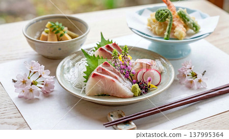 Spring dishes: Assorted tempura, assorted sashimi, simmered bamboo shoots, cherry blossoms 137995364