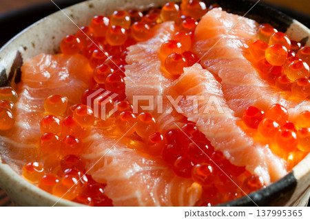 Salmon and salmon roe oyakodon 137995365