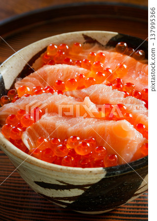三文魚和鮭魚子oyakodon 137995366
