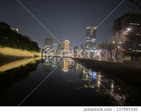 櫻田門護城河中倒映的景色 137995540