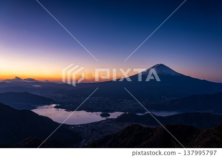 日落時分,富士山和河口湖的景色蔚為壯觀。 日落時分,富士山和河口湖的景色蔚為壯觀。 137995797