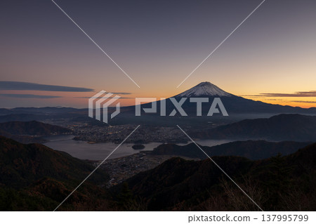 日落時分,富士山和河口湖的景色蔚為壯觀。 日落時分,富士山和河口湖的景色蔚為壯觀。 137995799