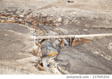 A bridge has appeared at the bottom of the Uren Dam, where the water level has dropped to 0% (Shinshiro City, Aichi Prefecture). A bridge has appeared at the bottom of the Uren Dam, where the water level has dropped to 0% (Shinshiro City, Aichi Prefecture). 137995850
