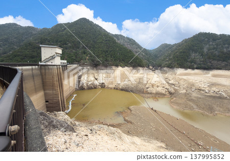 Uren Dam (Shinshiro City, Aichi Prefecture) has reached a water level of 0%. Uren Dam (Shinshiro City, Aichi Prefecture) has reached a water level of 0%. 137995852