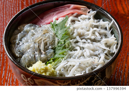 Two-colored whitebait rice bowl 137996394