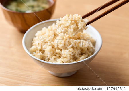 Brown rice served in a bowl 137996841