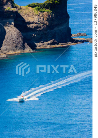 A boat in motion 137996849
