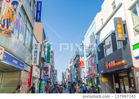 東京武藏堺站北口,Skip Street,從車站向後看去的景色。 東京武藏堺站北口,Skip Street,從車站向後看去的景色。 137997143
