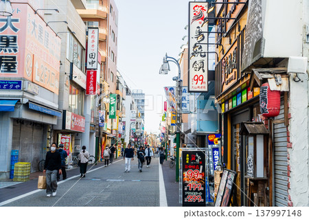 東京武藏堺站北口,Skip Street,從車站向後看去的景色。 東京武藏堺站北口,Skip Street,從車站向後看去的景色。 137997148