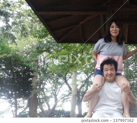 情侶在森林裡搭便車 137997162