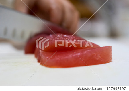 Cut the tuna lean meat fillet. Cut the tuna lean meat fillet. 137997197
