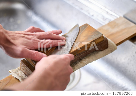 一個正在磨刀的男人 137997203