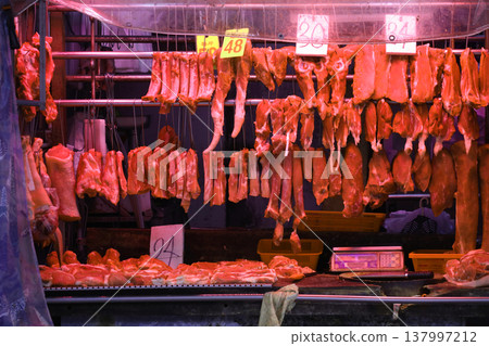 豬肉在香港市場的一家肉店出售。比牛肉和雞肉更高更貴。中國愛豬肉 豬肉在香港市場的一家肉店出售。比牛肉和雞肉更高更貴。中國愛豬肉 137997212
