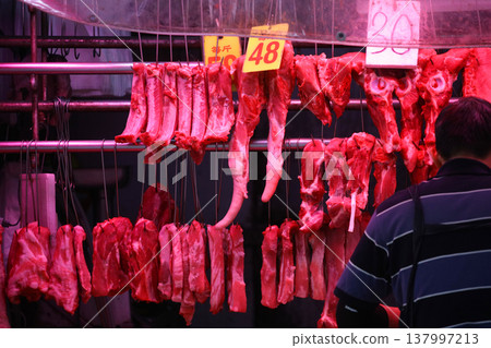豬肉在香港市場的一家肉店出售。比牛肉和雞肉更高更貴。中國愛豬肉 豬肉在香港市場的一家肉店出售。比牛肉和雞肉更高更貴。中國愛豬肉 137997213
