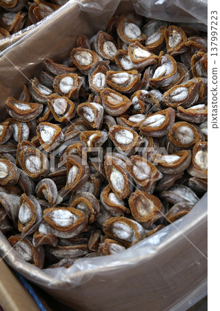 在香港德輔道西的一家乾貨店出售的乾鮑魚。日本鮑魚品質上乘，價格昂貴。 137997223