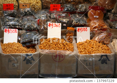 香港德輔道西一家乾糧店出售的蝦米。價格因產地和大小而異。 137997229