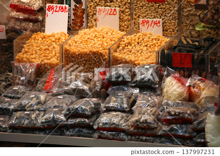 在香港德勝西路的一家豪華乾糧店出售優質食品。許多乾食品不知道它們的用途 137997231