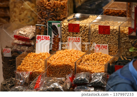 在香港德勝西路的一家豪華乾糧店出售優質食品。許多乾食品不知道它們的用途 137997233