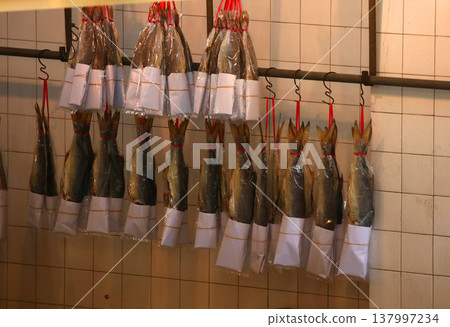 鹽乾魚(火腿)在香港西部的德助道出售。它類似於草屋,味道鮮美。以前很便宜,但現在很貴 鹽乾魚(火腿)在香港西部的德助道出售。它類似於草屋,味道鮮美。以前很便宜,但現在很貴 137997234