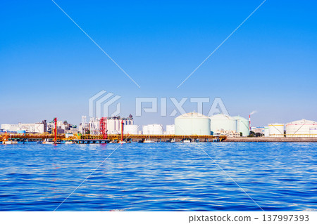 東京灣沿岸排列著儲油罐【能源形象】 137997393
