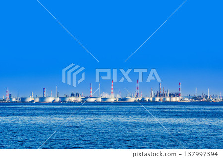 東京灣沿岸排列著儲油罐【能源形象】 137997394