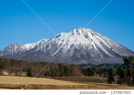 A very beautiful landscape of Mt. Daisen in Tottori Prefecture, Japan A very beautiful landscape of Mt. Daisen in Tottori Prefecture, Japan 137997405