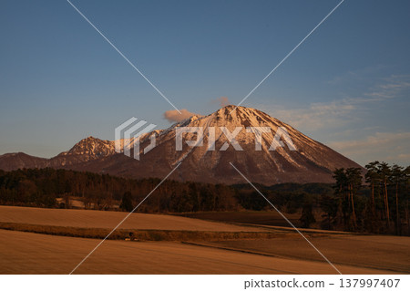 A very beautiful landscape of Mt. Daisen in Tottori Prefecture, Japan 137997407
