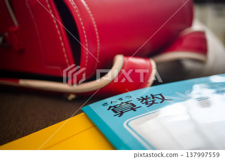 紅色書包和數學套裝 紅色書包和數學套裝 137997559
