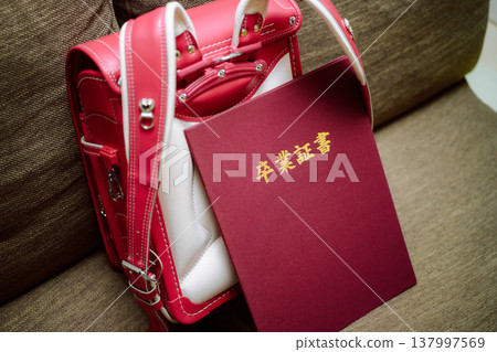 畫面中可以看到書包和畢業證書。 畫面中可以看到書包和畢業證書。 137997569