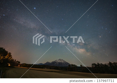 日本鳥取縣山上空星點。 日本鳥取縣山上空星點。 137997711