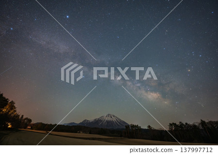 A sky full of stars over Mt. Daisen in Tottori Prefecture, Japan 137997712