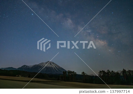 A sky full of stars over Mt. Daisen in Tottori Prefecture, Japan 137997714