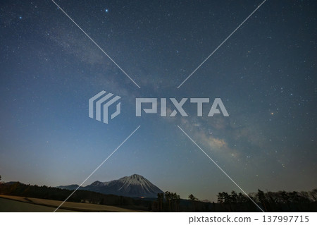 A sky full of stars over Mt. Daisen in Tottori Prefecture, Japan 137997715