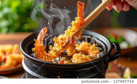 烹飪過程中的一個場景：取出新鮮炸好的蝦子。 137997724