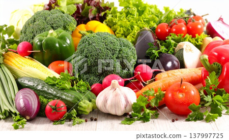 種類豐富的健康蔬菜。 種類豐富的健康蔬菜。 137997725