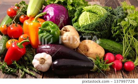 種類豐富的健康蔬菜。 種類豐富的健康蔬菜。 137997726