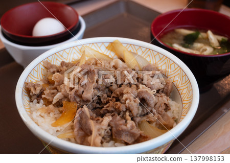 來自日式牛肉飯餐廳的非常美味的牛肉飯。 來自日式牛肉飯餐廳的非常美味的牛肉飯。 137998153