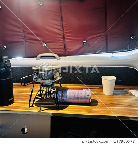 在輕型汽車(迷你汽車)露營和用餐 在輕型汽車(迷你汽車)露營和用餐 137999578