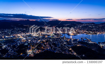 從稻佐山眺望長崎市中心夜景 從稻佐山眺望長崎市中心夜景 138000197