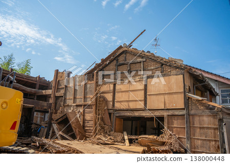 Demolition work of an old vacant house 138000448