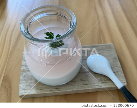 雙層甜點:櫻花果凍和牛奶布丁。 雙層甜點:櫻花果凍和牛奶布丁。 138000670