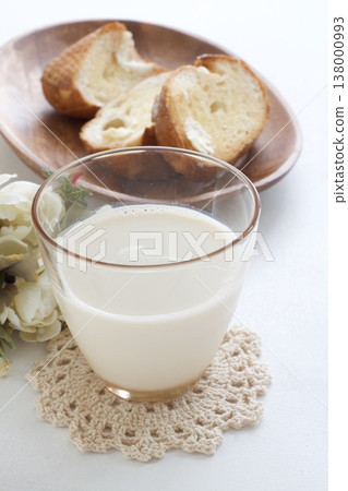 切片法國麵包和牛奶 138000993