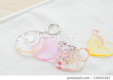 Resin art keychain 138001067