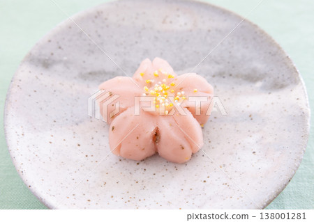 美味的日本春季甜點:櫻花形狀的饅頭 美味的日本春季甜點:櫻花形狀的饅頭 138001281