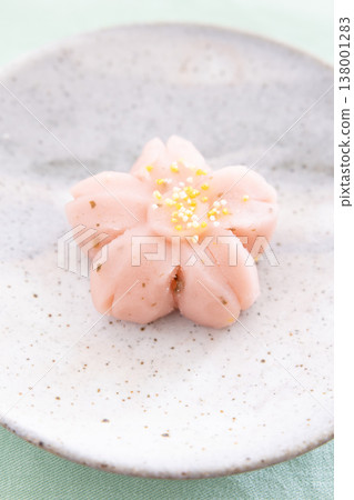 美味的日本春季甜點:櫻花形狀的饅頭 美味的日本春季甜點:櫻花形狀的饅頭 138001283