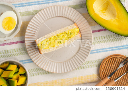 avocado egg sandwich top view avocado egg sandwich アボカド たまご サンドイッチ 138001814