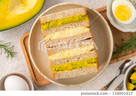 avocado egg sandwich top view avocado egg sandwich アボカド たまご サンドイッチ 138001817